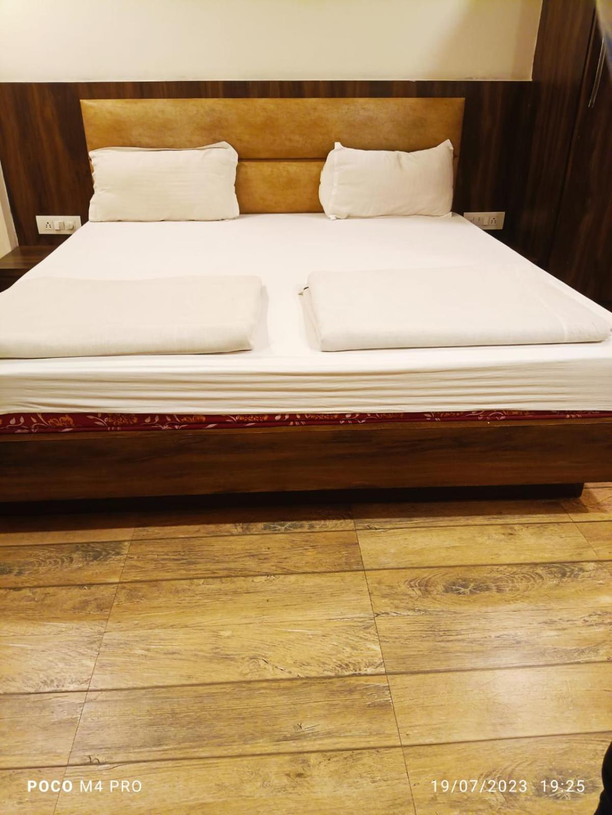 אויאיין Hotel Shri Vardhan מראה חיצוני תמונה