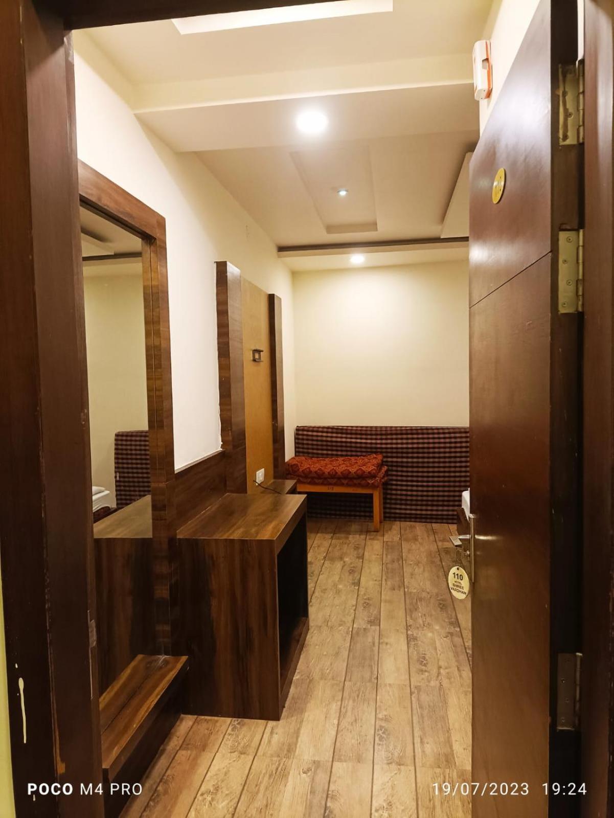 אויאיין Hotel Shri Vardhan מראה חיצוני תמונה