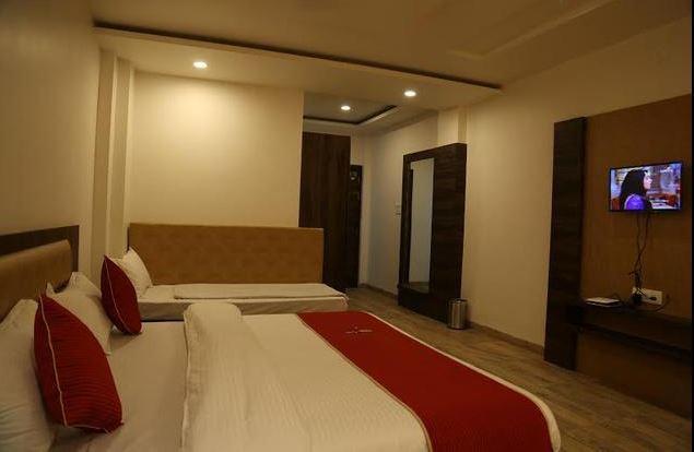 אויאיין Hotel Shri Vardhan מראה חיצוני תמונה